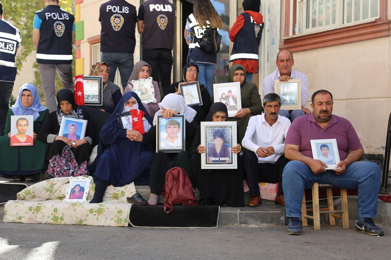 Evlat nöbetindeki ailelerin umutlu bekleyişi 29'uncu gününde Evlat nöbetindeki ailelerin umutlu bekleyişi 29'uncu gününde